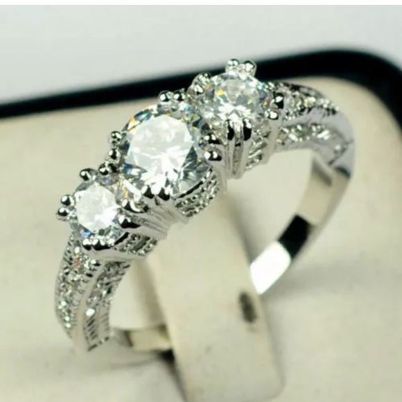 💎 White Sapphire SZ 7 RING 💍 🔙 - Picture 2 of 3